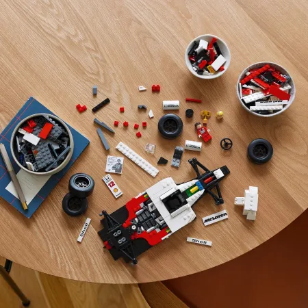 LEGO ICONS 10330 McLaren MP4/4 i Ayrton Senna Dla fana Królowej motosportu