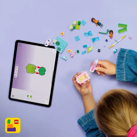 Klocki LEGO Friends 42681 Łódź z 2 figurkami i 2 aksolotlam